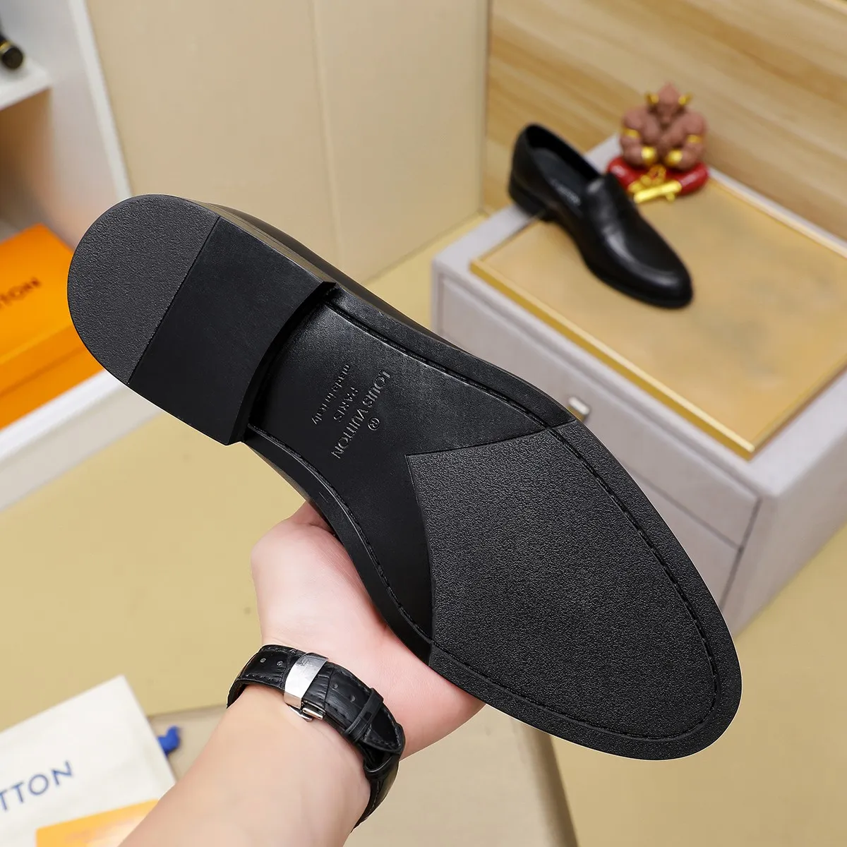 Men's Men's Shoes 💰420 💰[Louis Vuitton] LV high-end business formal leather shoes! ! Luxurious and elegant style, equal emphasis on practicality and style, professional focus on details and quality, counter original 1⃣️: 1⃣️ super accurate reproduction👍🏻! Material: The upper is made of imported original soft 🐂cowhide ➕imported first-layer sheepskin lining. Original anti-slip and wear-resistant outsole! Code number: 39--45, (38.46 custom-made) Large quantities in stock!